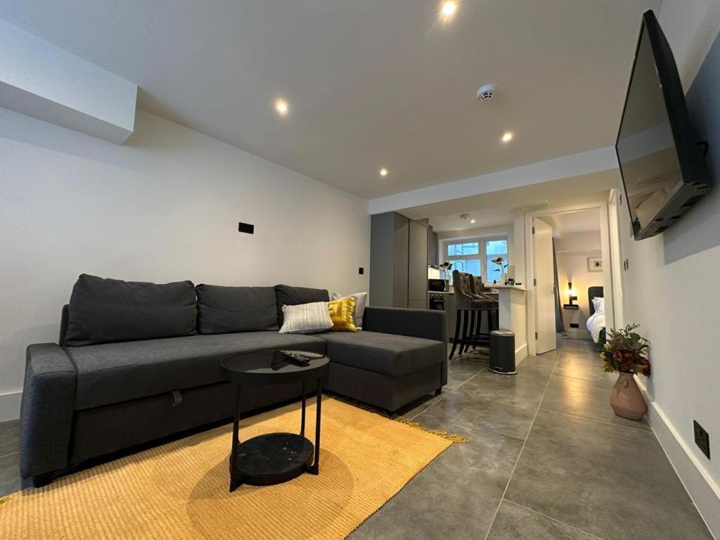 Two Bedroom House In Kilburn ลอนดอน ภายนอก รูปภาพ
