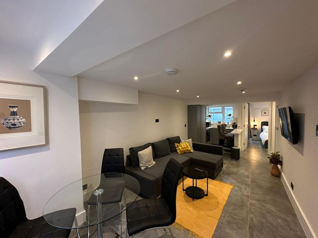 Two Bedroom House In Kilburn ลอนดอน ภายนอก รูปภาพ