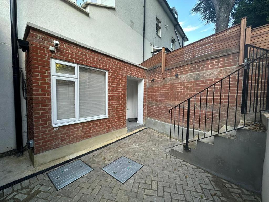 Two Bedroom House In Kilburn ลอนดอน ภายนอก รูปภาพ