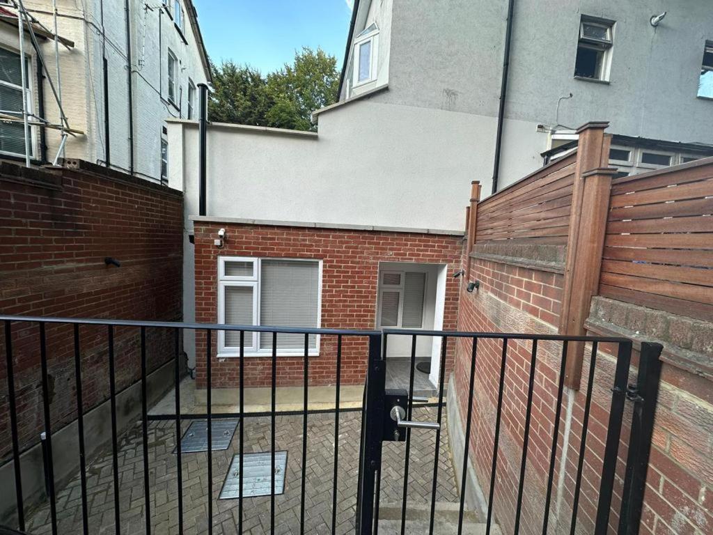 Two Bedroom House In Kilburn ลอนดอน ภายนอก รูปภาพ