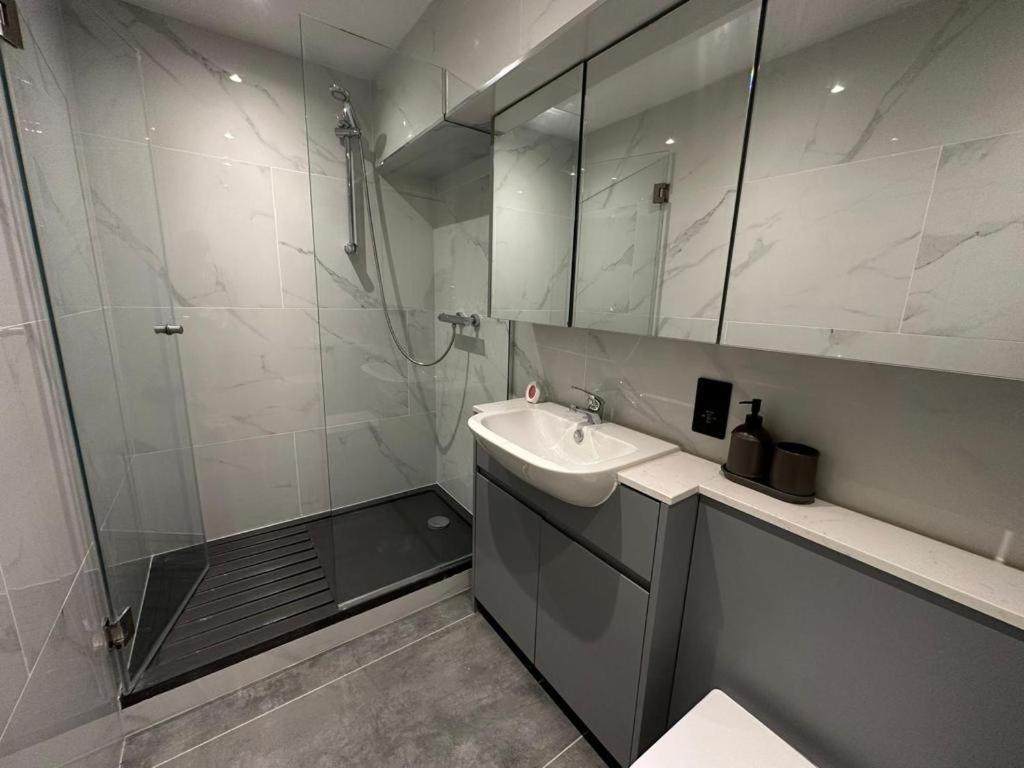 Two Bedroom House In Kilburn ลอนดอน ภายนอก รูปภาพ